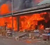 Asap tebal membumbung dari area Los C2 Pasar Induk Kramat Jati setelah kebakaran. (x.com/MurtadhaOne1)