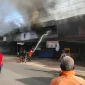 Kebakaran ruko di Pasar Sosok Sanggau, (22/3/2026), hanguskan 10 bangunan.