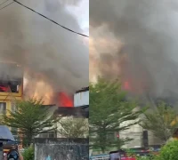 Kebakaran di kawasan Jalan Tanjungpura Pontianak dengan kepulan asap hitam saat petugas pemadam berupaya menjinakkan api.