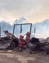 Petugas JBPM Sarawak memadamkan kebakaran hebat yang menghanguskan rumah panjang 23 pintu di Samalaju, Sarawak.