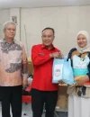 Wagub Kalbar Krisantus Kurniawan meninjau kegiatan donor darah ASN di BPSDM Provinsi Kalbar untuk membantu memenuhi kebutuhan stok darah.