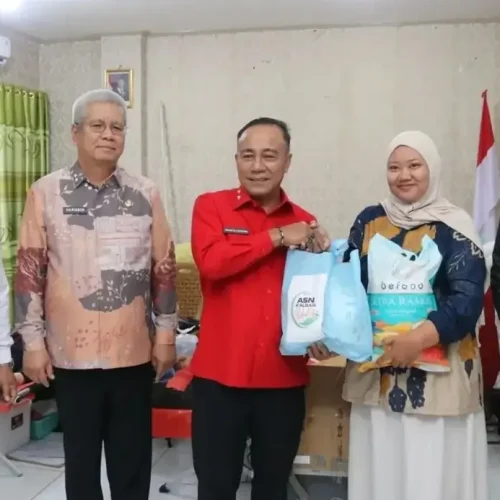 Wagub Kalbar Krisantus Kurniawan meninjau kegiatan donor darah ASN di BPSDM Provinsi Kalbar untuk membantu memenuhi kebutuhan stok darah.