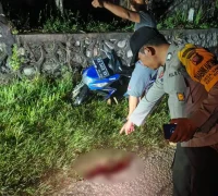 Petugas kepolisian melakukan olah TKP insiden maut di Jalan Bodok–Bonti, Kabupaten Sanggau.