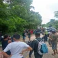 TKP kecelakaan truk dan dua motor di Jalan Sekadau-Sanggau.