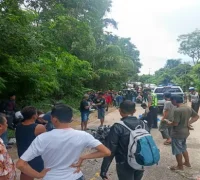 TKP kecelakaan truk dan dua motor di Jalan Sekadau-Sanggau.
