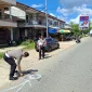 Petugas kepolisian melakukan olah TKP kecelakaan yang menewaskan anggota DPRD Sekadau Abang Nasir di Jalan Merdeka Timur.