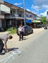 Petugas kepolisian melakukan olah TKP kecelakaan yang menewaskan anggota DPRD Sekadau Abang Nasir di Jalan Merdeka Timur.