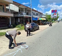 Petugas kepolisian melakukan olah TKP kecelakaan yang menewaskan anggota DPRD Sekadau Abang Nasir di Jalan Merdeka Timur.