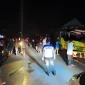 Proses evakuasi korban kecelakaan tabrakan tiga truk di Jalan Sekadau-Sanggau Desa Ensalang malam hari.
