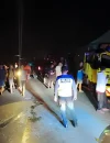 Proses evakuasi korban kecelakaan tabrakan tiga truk di Jalan Sekadau-Sanggau Desa Ensalang malam hari.