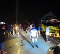 Proses evakuasi korban kecelakaan tabrakan tiga truk di Jalan Sekadau-Sanggau Desa Ensalang malam hari.