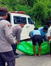 Petugas dan warga mengevakuasi korban kecelakaan di Jalan Semuntai–Sanggau, Kecamatan Mukok, Kabupaten Sanggau, (21/2/2026).