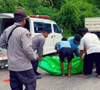 Petugas dan warga mengevakuasi korban kecelakaan di Jalan Semuntai–Sanggau, Kecamatan Mukok, Kabupaten Sanggau, (21/2/2026).