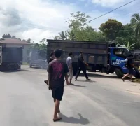 Truk Fuso menabrak tembok masjid di Sekayam Sanggau akibat silau lampu kendaraan.