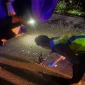 Petugas Satlantas Polres Sekadau melakukan olah TKP kecelakaan maut di Jalan Raya Sekadau-Sanggau.