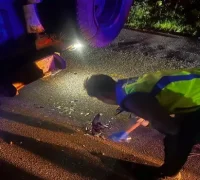 Petugas Satlantas Polres Sekadau melakukan olah TKP kecelakaan maut di Jalan Raya Sekadau-Sanggau.