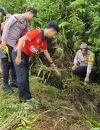 Petugas dan warga mengevakuasi korban yang ditemukan meninggal di parit pinggir jalan di Sanggau.