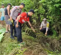 Petugas dan warga mengevakuasi korban yang ditemukan meninggal di parit pinggir jalan di Sanggau.