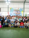 Gubernur Kalimantan Barat Ria Norsan melakukan servis pertama saat membuka Kejurprov Pelti Cup II 2026 di Lapangan Tenis Palapa, Pontianak, yang diikuti 216 atlet tenis dari 11 kabupaten dan kota.
