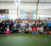 Gubernur Kalimantan Barat Ria Norsan melakukan servis pertama saat membuka Kejurprov Pelti Cup II 2026 di Lapangan Tenis Palapa, Pontianak, yang diikuti 216 atlet tenis dari 11 kabupaten dan kota.