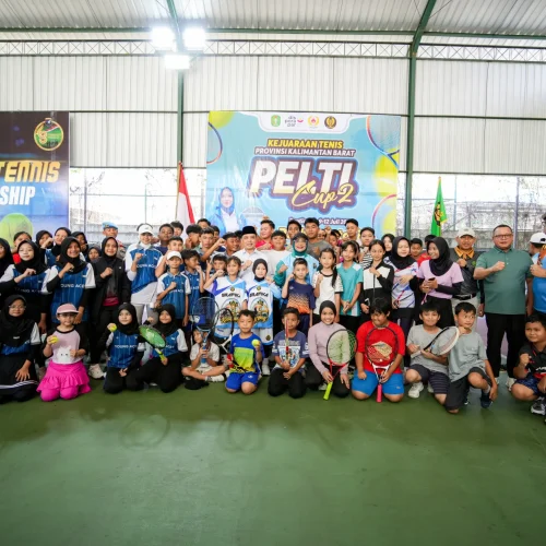 Gubernur Kalimantan Barat Ria Norsan melakukan servis pertama saat membuka Kejurprov Pelti Cup II 2026 di Lapangan Tenis Palapa, Pontianak, yang diikuti 216 atlet tenis dari 11 kabupaten dan kota.