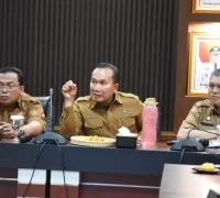 Bupati Kubu Raya Sujiwo memimpin rapat penanganan krisis solar, (18/5/2026).