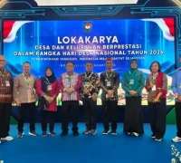 Perwakilan Kelurahan Nyarumkop menerima penghargaan Juara I Lomba Kelurahan Kalimantan Barat. (Dok. MC Singkawang)
