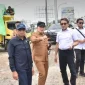 - Bupati Kubu Raya Sujiwo bersama Anggota Komisi V DPR RI Syarif Abdullah Alkadrie meninjau titik kemacetan di Simpang Empat Adisucipto dan Simpang Empat Kapur. (Foto: Prokopim KKR)