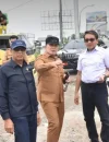 - Bupati Kubu Raya Sujiwo bersama Anggota Komisi V DPR RI Syarif Abdullah Alkadrie meninjau titik kemacetan di Simpang Empat Adisucipto dan Simpang Empat Kapur. (Foto: Prokopim KKR)