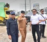 - Bupati Kubu Raya Sujiwo bersama Anggota Komisi V DPR RI Syarif Abdullah Alkadrie meninjau titik kemacetan di Simpang Empat Adisucipto dan Simpang Empat Kapur. (Foto: Prokopim KKR)