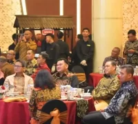 Gubernur Kalbar Ria Norsan memberikan apresiasi kepada Irjen Pol. Pipit Rismanto dalam acara kenal pamit Kapolda Kalbar di Ballroom Qubu Resort Pontianak.