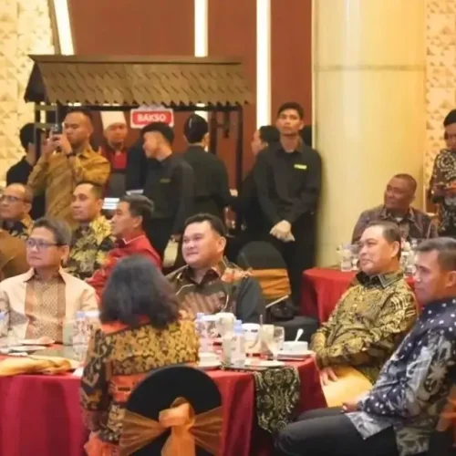 Gubernur Kalbar Ria Norsan memberikan apresiasi kepada Irjen Pol. Pipit Rismanto dalam acara kenal pamit Kapolda Kalbar di Ballroom Qubu Resort Pontianak.