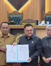 Wagub Kalbar Krisantus Kurniawan menghadiri Rapat Paripurna DPRD Kalbar dan menyampaikan pendapat akhir kepala daerah terkait Raperda Pertanggungjawaban Pelaksanaan APBD Tahun Anggaran 2025.