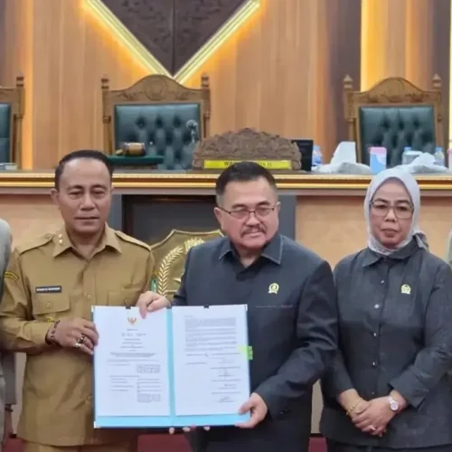 Wagub Kalbar Krisantus Kurniawan menghadiri Rapat Paripurna DPRD Kalbar dan menyampaikan pendapat akhir kepala daerah terkait Raperda Pertanggungjawaban Pelaksanaan APBD Tahun Anggaran 2025.