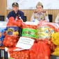 Petugas Karantina Kalbar dan Polda Kalbar menunjukkan barang bukti bawang dan kentang ilegal impor di Pontianak.