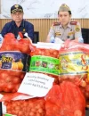 Petugas Karantina Kalbar dan Polda Kalbar menunjukkan barang bukti bawang dan kentang ilegal impor di Pontianak.