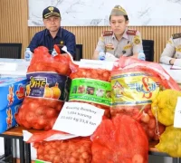 Petugas Karantina Kalbar dan Polda Kalbar menunjukkan barang bukti bawang dan kentang ilegal impor di Pontianak.