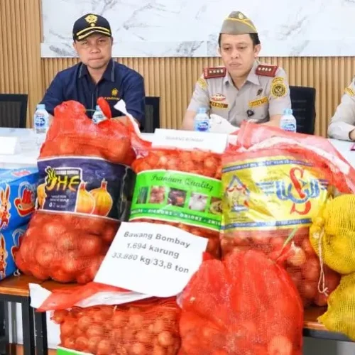 Petugas Karantina Kalbar dan Polda Kalbar menunjukkan barang bukti bawang dan kentang ilegal impor di Pontianak.