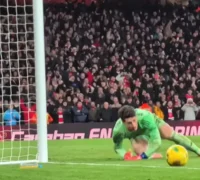 Kepa Arrizabalaga melakukan penyelamatan krusial saat adu penalti melawan Crystal Palace di Emirates Stadium. (instagram.com/arsenal)