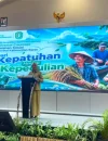Kepala Bapperida Kalbar Linda Purnama memaparkan percepatan perlindungan Jamsostek bagi pekerja rentan di Pontianak.
