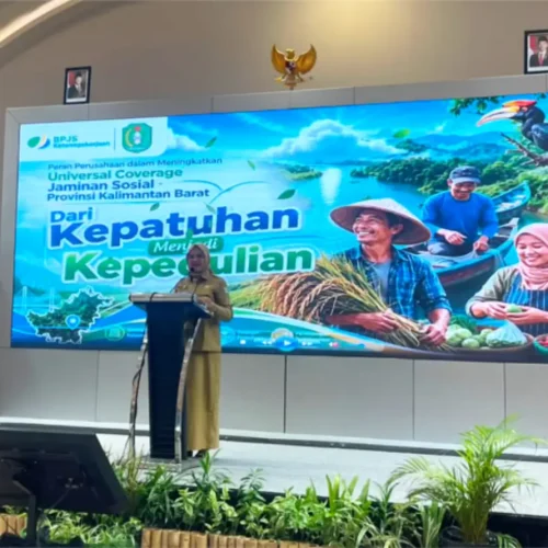 Kepala Bapperida Kalbar Linda Purnama memaparkan percepatan perlindungan Jamsostek bagi pekerja rentan di Pontianak.