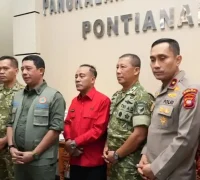 Wakil Gubernur Kalbar Krisantus Kurniawan mengikuti rapat koordinasi pengendalian karhutla bersama Kepala BNPB di Posko Utama Karhutla Lanud Supadio, Kabupaten Kubu Raya.