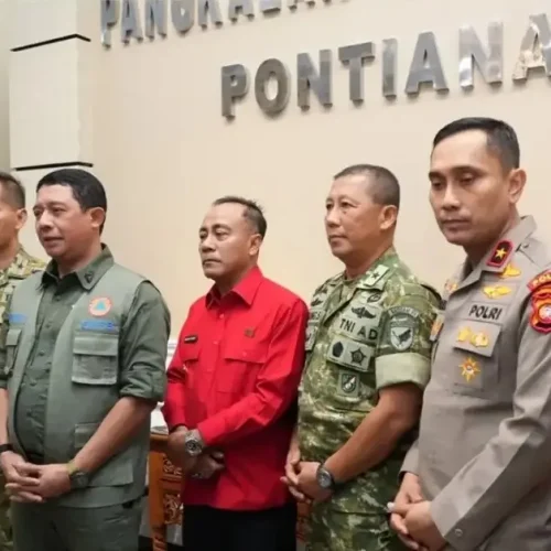 Wakil Gubernur Kalbar Krisantus Kurniawan mengikuti rapat koordinasi pengendalian karhutla bersama Kepala BNPB di Posko Utama Karhutla Lanud Supadio, Kabupaten Kubu Raya.