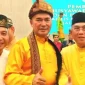 Ketua DPD MABM Kota Singkawang, H. Asmadi Ketua DPD MABM Kota Singkawang, H. Asmadi (tengah) memimpin latihan tim dzikir nazam sebagai persiapan tampil pada Festival Muhibah Borneo 2025 di Sarawak, Malaysia.