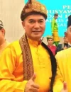 Ketua DPD MABM Kota Singkawang, H. Asmadi Ketua DPD MABM Kota Singkawang, H. Asmadi (tengah) memimpin latihan tim dzikir nazam sebagai persiapan tampil pada Festival Muhibah Borneo 2025 di Sarawak, Malaysia.