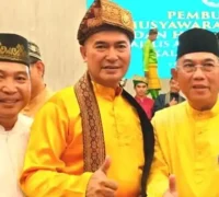 Ketua DPD MABM Kota Singkawang, H. Asmadi Ketua DPD MABM Kota Singkawang, H. Asmadi (tengah) memimpin latihan tim dzikir nazam sebagai persiapan tampil pada Festival Muhibah Borneo 2025 di Sarawak, Malaysia.