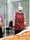 Ketua DWP Kalbar Windy Prihastari Harisson memberikan dukungan kepada pasien kanker di RSUD dr. Soedarso. (MC Kalbar)