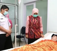Ketua DWP Kalbar Windy Prihastari Harisson memberikan dukungan kepada pasien kanker di RSUD dr. Soedarso. (MC Kalbar)