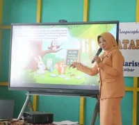 Ketua DWP Kalbar Windy Prihastari membacakan dongeng kepada murid TK Idhata Pontianak. (MC Kalbar)