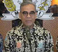 Ketua MPR RI Ahmad Muzani memberikan keterangan terkait keputusan pengulangan final LCC 4 Pilar Kalbar di Kompleks Parlemen Senayan Jakarta.